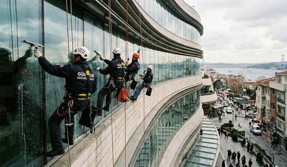 Cam yüzeye saf su uygulamasıyla yapılan temizlik çalışmaları