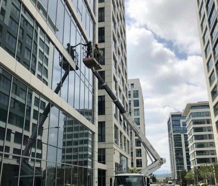 Sepetli platform vinç ile dış cephe temizliği