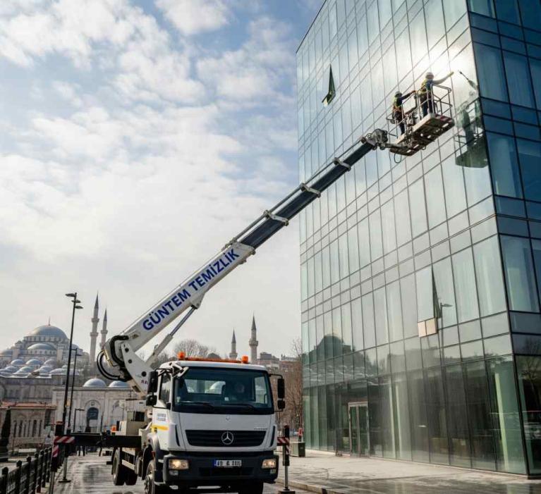 Sepetli platform vinç yardımı ile yapılan dış cephe cam temizliği çalışmaları