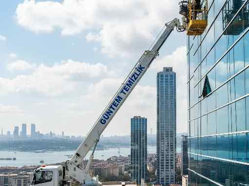 Sepetli vinçle dış cephe cam temizliği hizmetleri