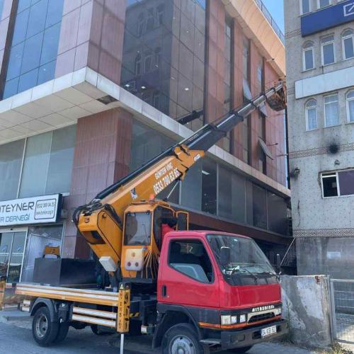 Vinçle yüksek bina cephe temizliği çalışmaları